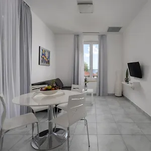 Apartment Apartments Club Vala, Selce